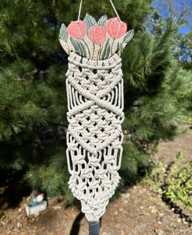 Floral ceramic design with macramé